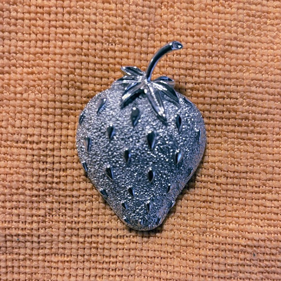 Vintage Sarah Coventry Signed Brooch Strawberry 3D Domed Textured Silver Tone - Picture 2 of 11
